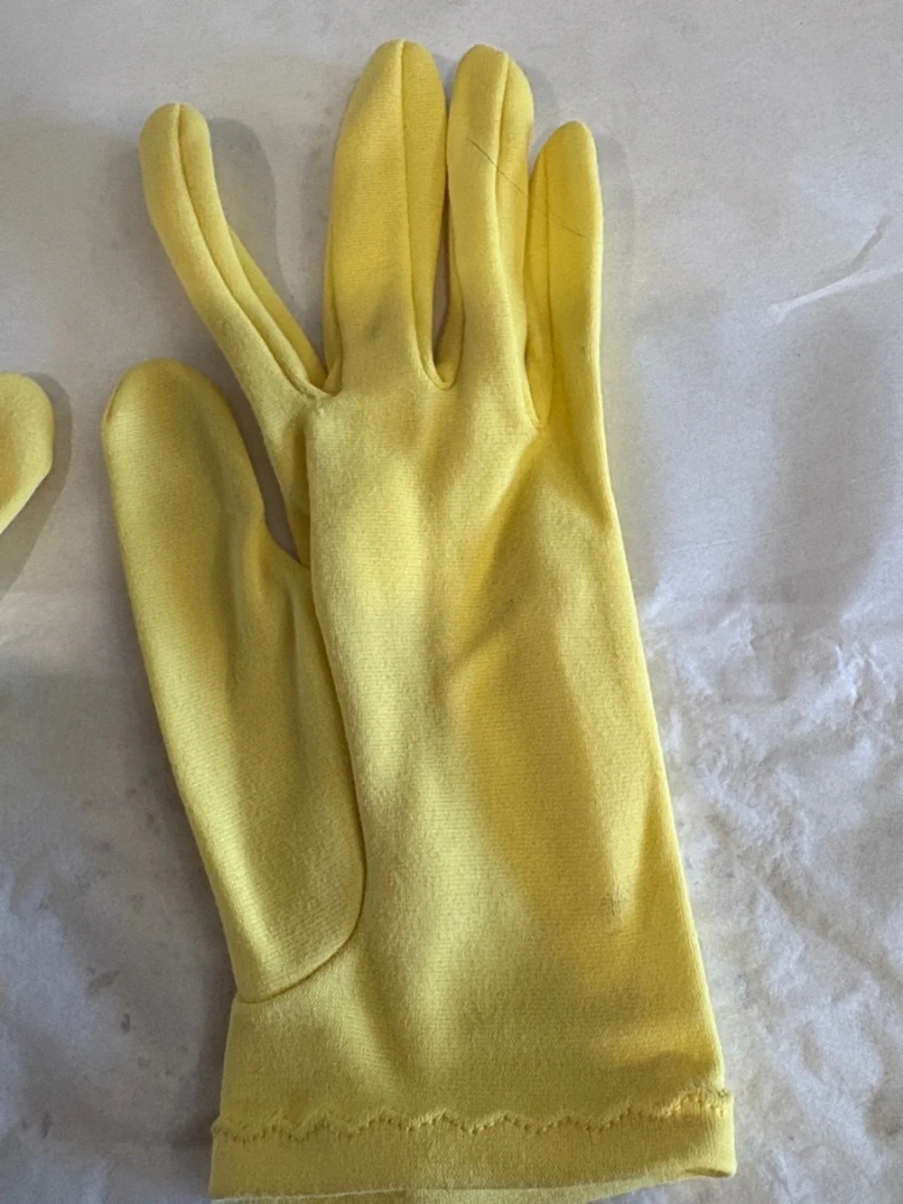 VINTAGE Yellow Women's Dress Gloves - Lightweight Elegant Pair - Picture 3 of 3